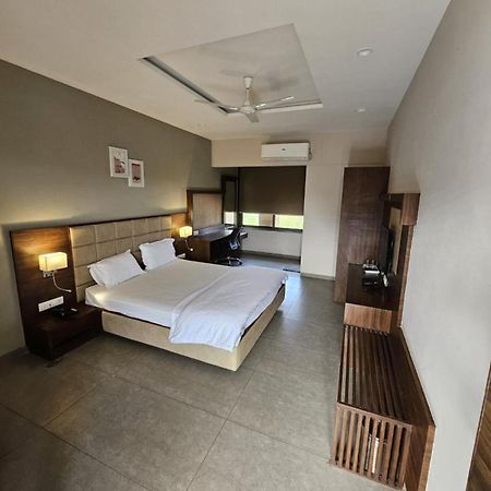 Club Azzurro Resort - Nalsarovar Nānodra エクステリア 写真